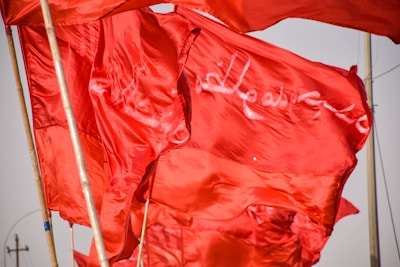 Flags representing Arabic, Chinese, Indian, Italian, French, and German languages.