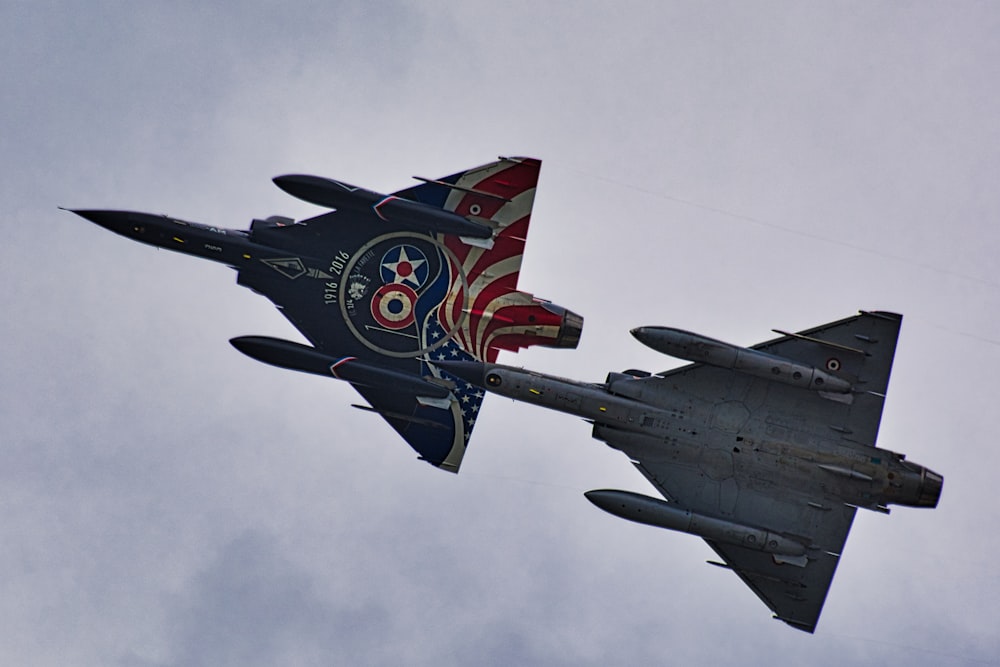 Deux avions de combat gris