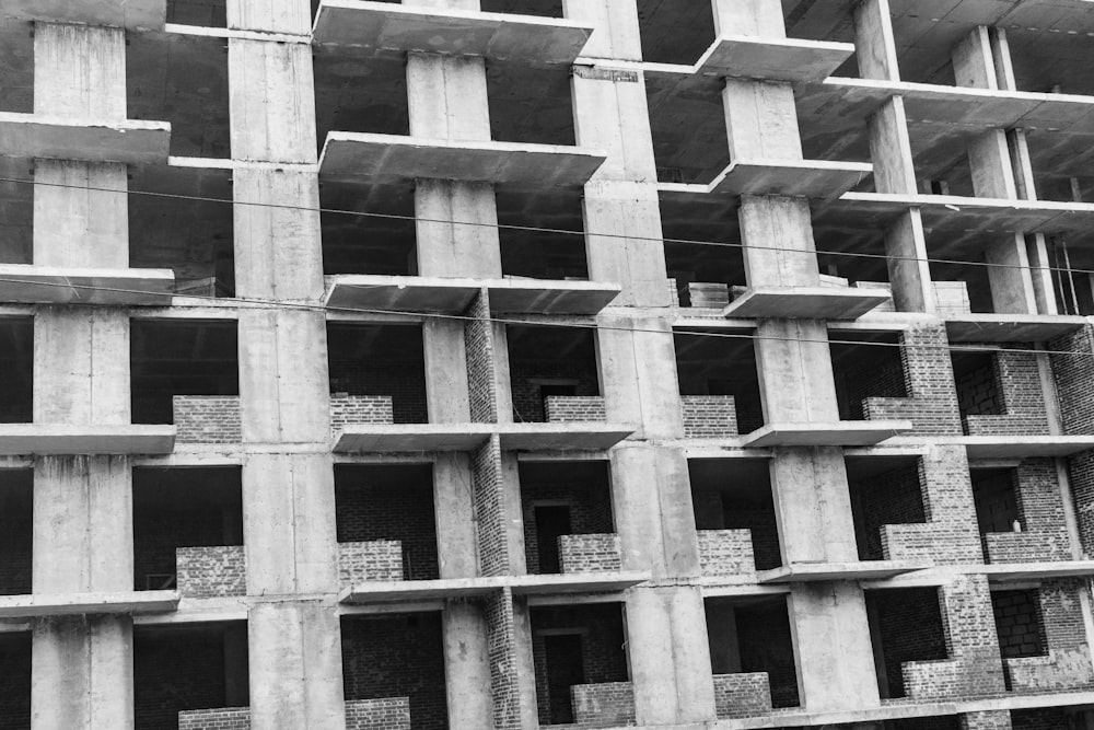 Foto en escala de grises de un edificio de varios pisos