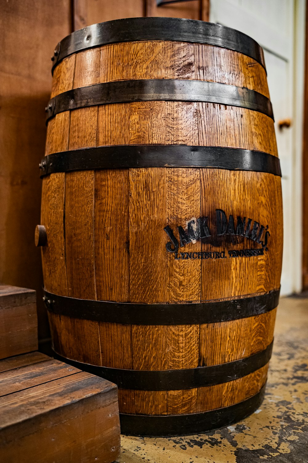 brown wooden barrel