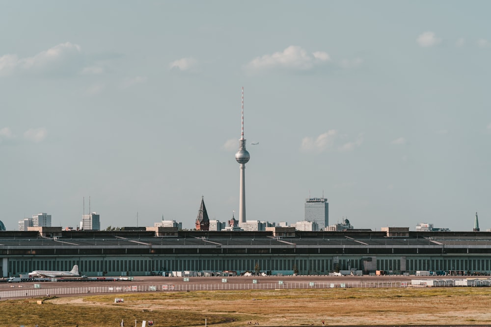 Torre gris rodeada de edificios durante el día