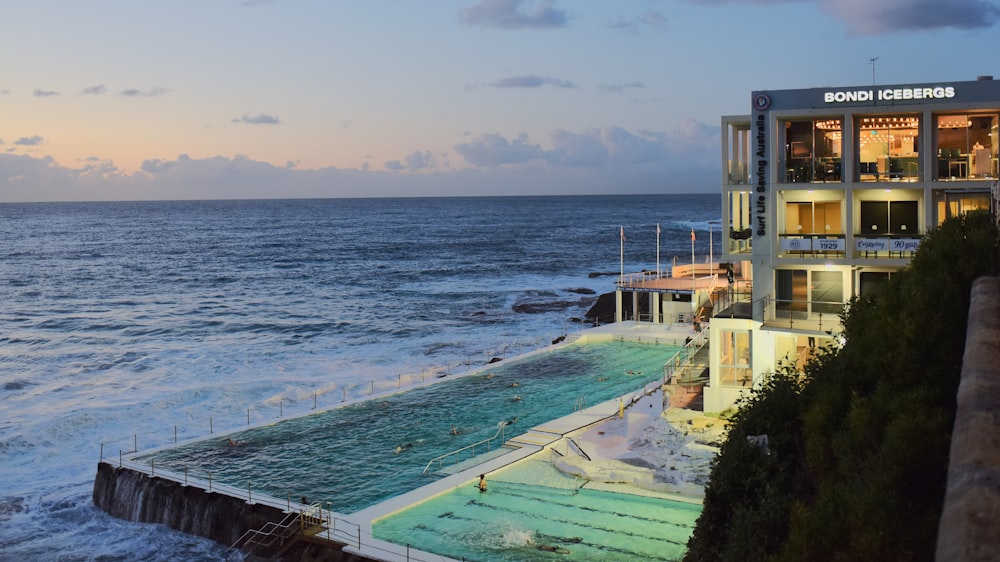 Maison près d’un plan d’eau pendant la journée