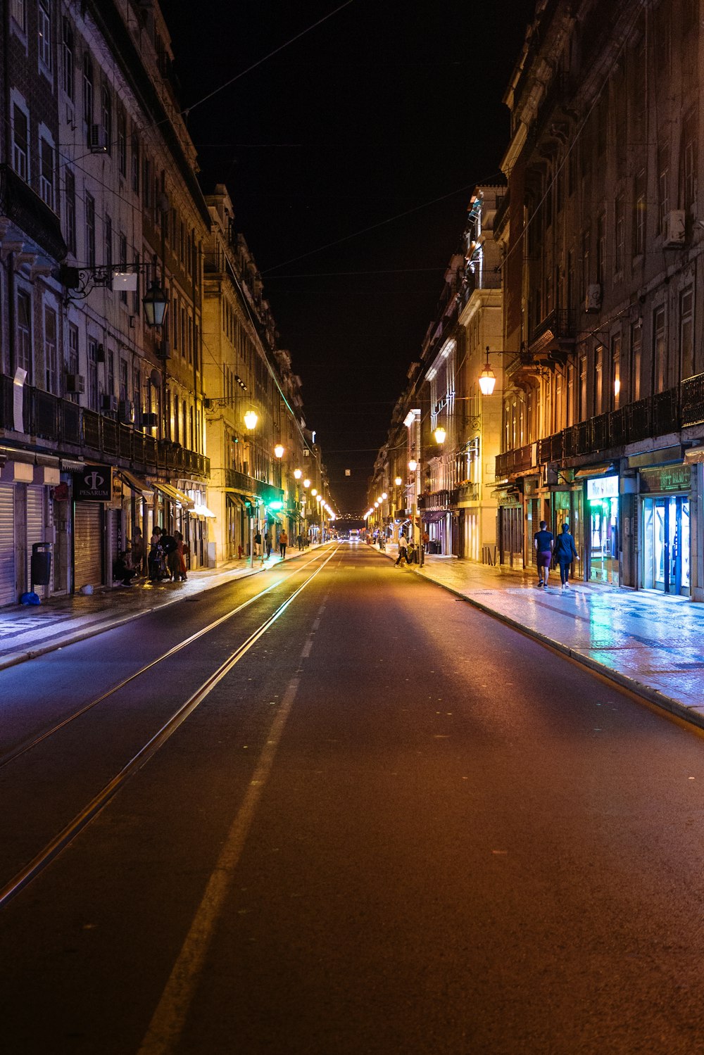 Una strada cittadina di notte con edifici su entrambi i lati