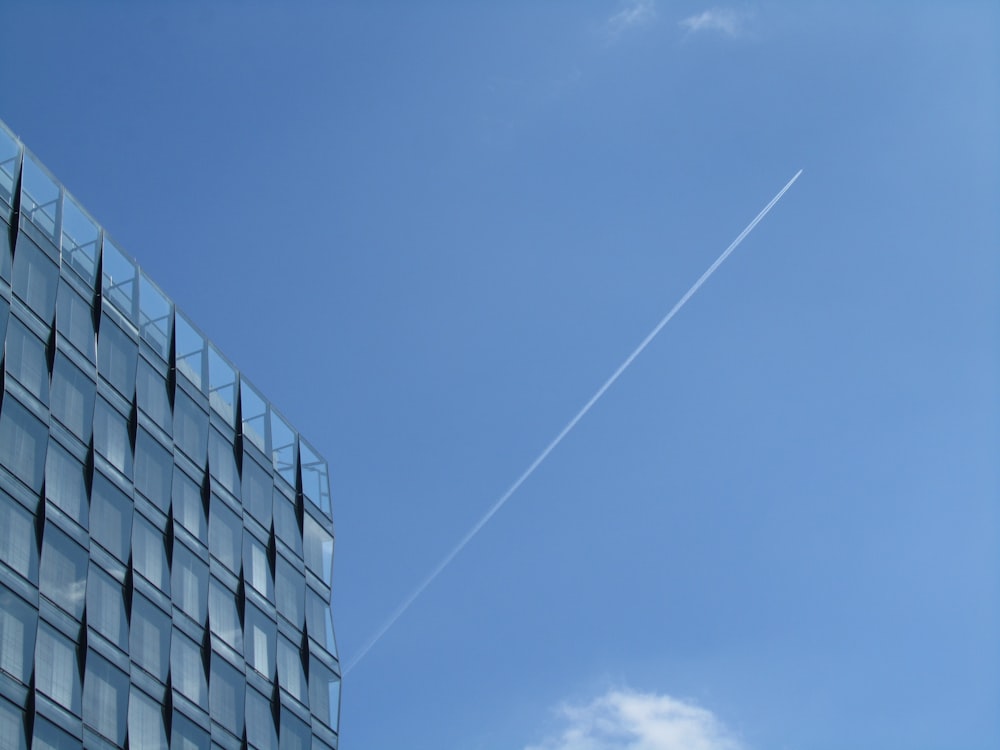 edificio de muro cortina de gran altura bajo el cielo azul