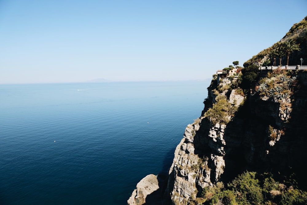 scogliera di montagna di fronte al mare