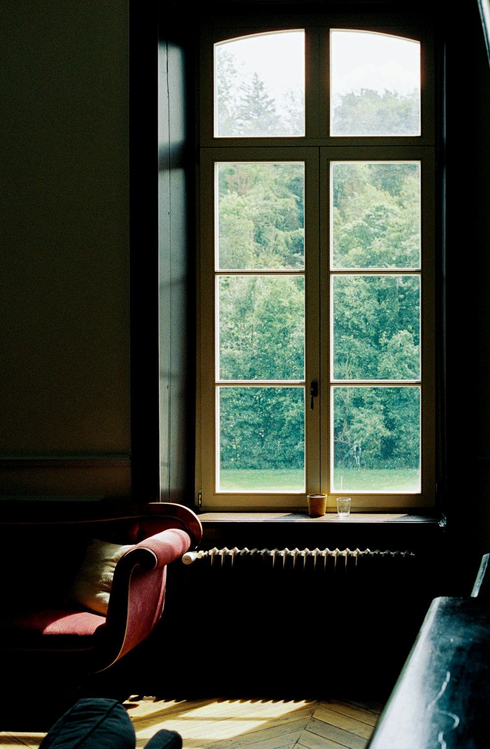 ventana de madera blanca cerrada