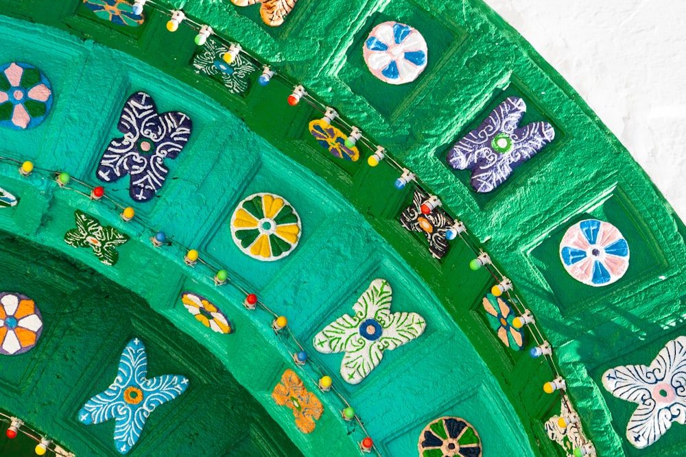textile rond vert et multicolore