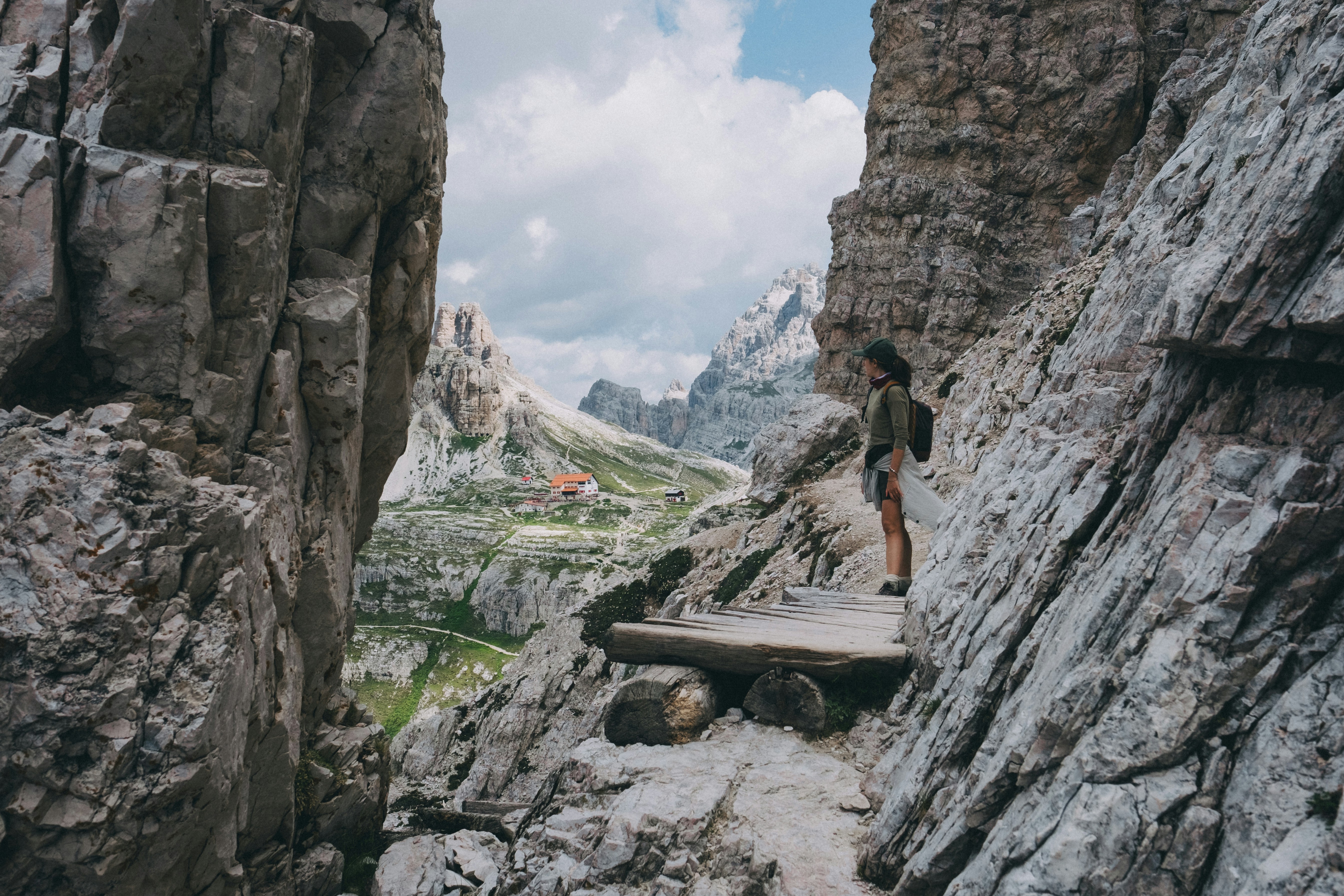 femme debout à côté des rochers