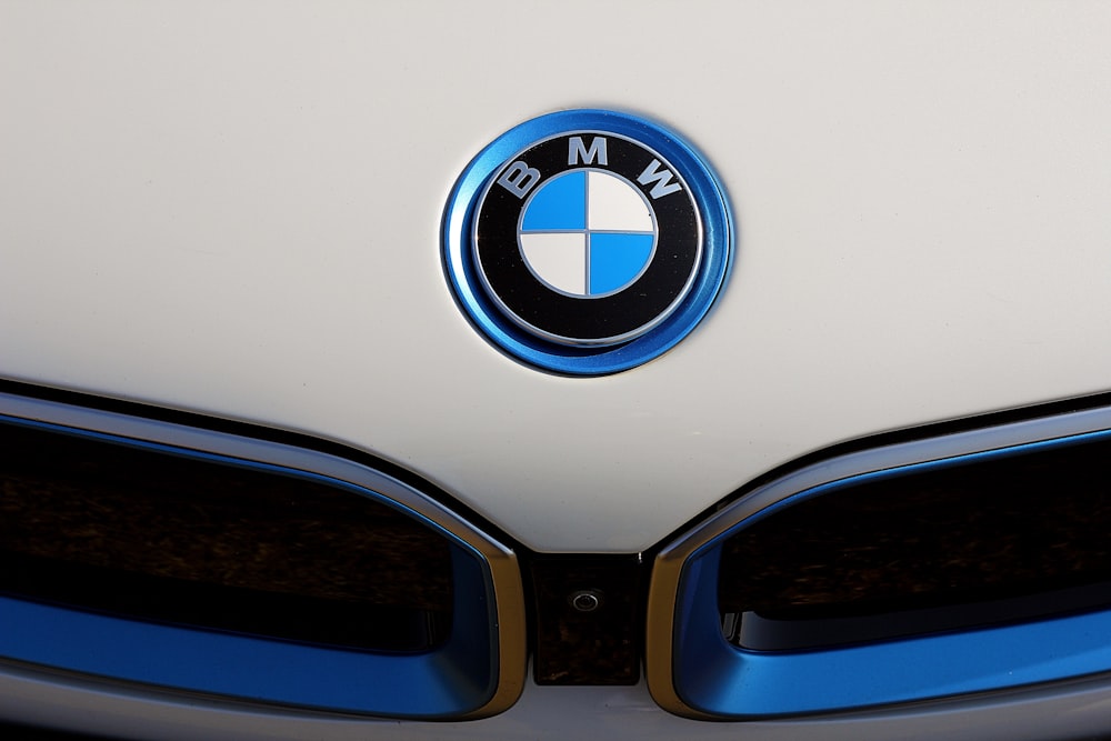 foto de enfoque superficial del emblema de BMW