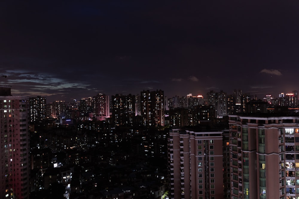 Una vista di una città di notte da un grattacielo