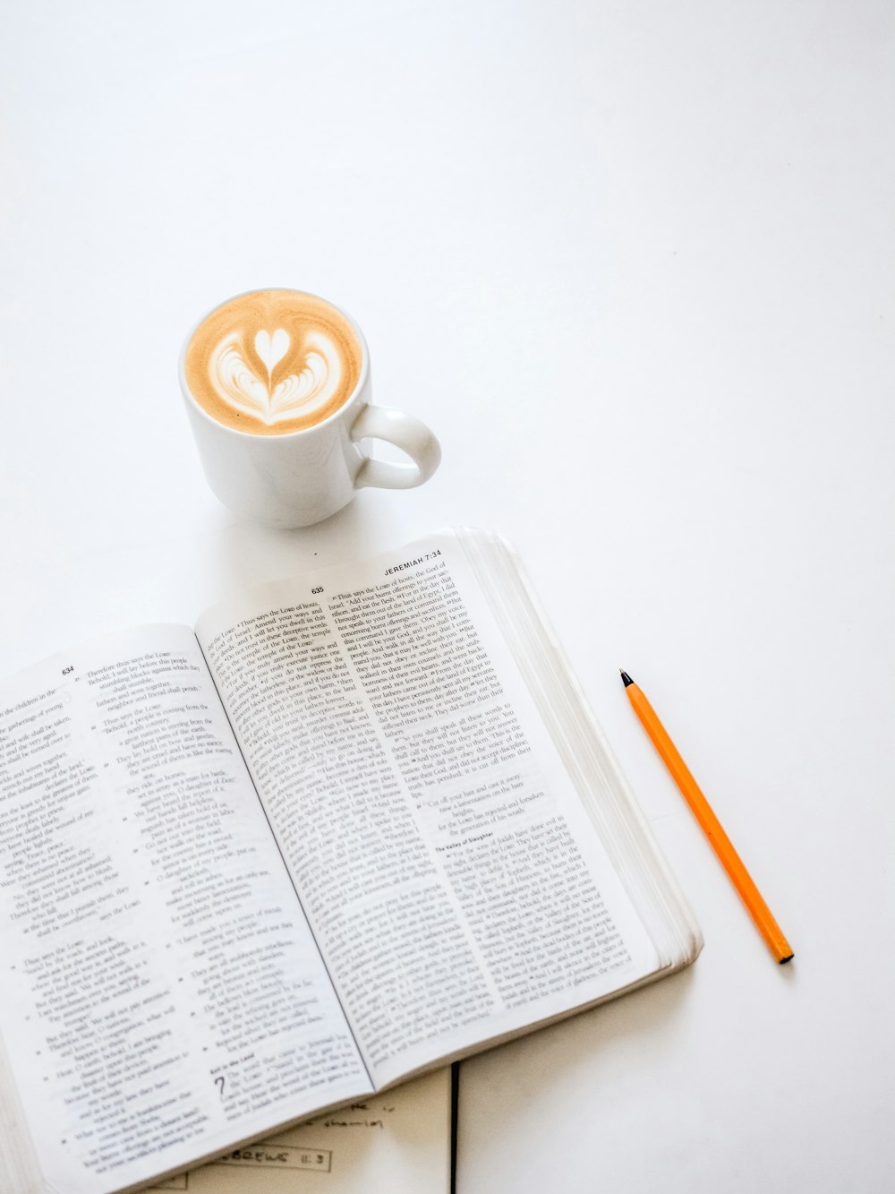 una tazza di caffè e un libro su un tavolo