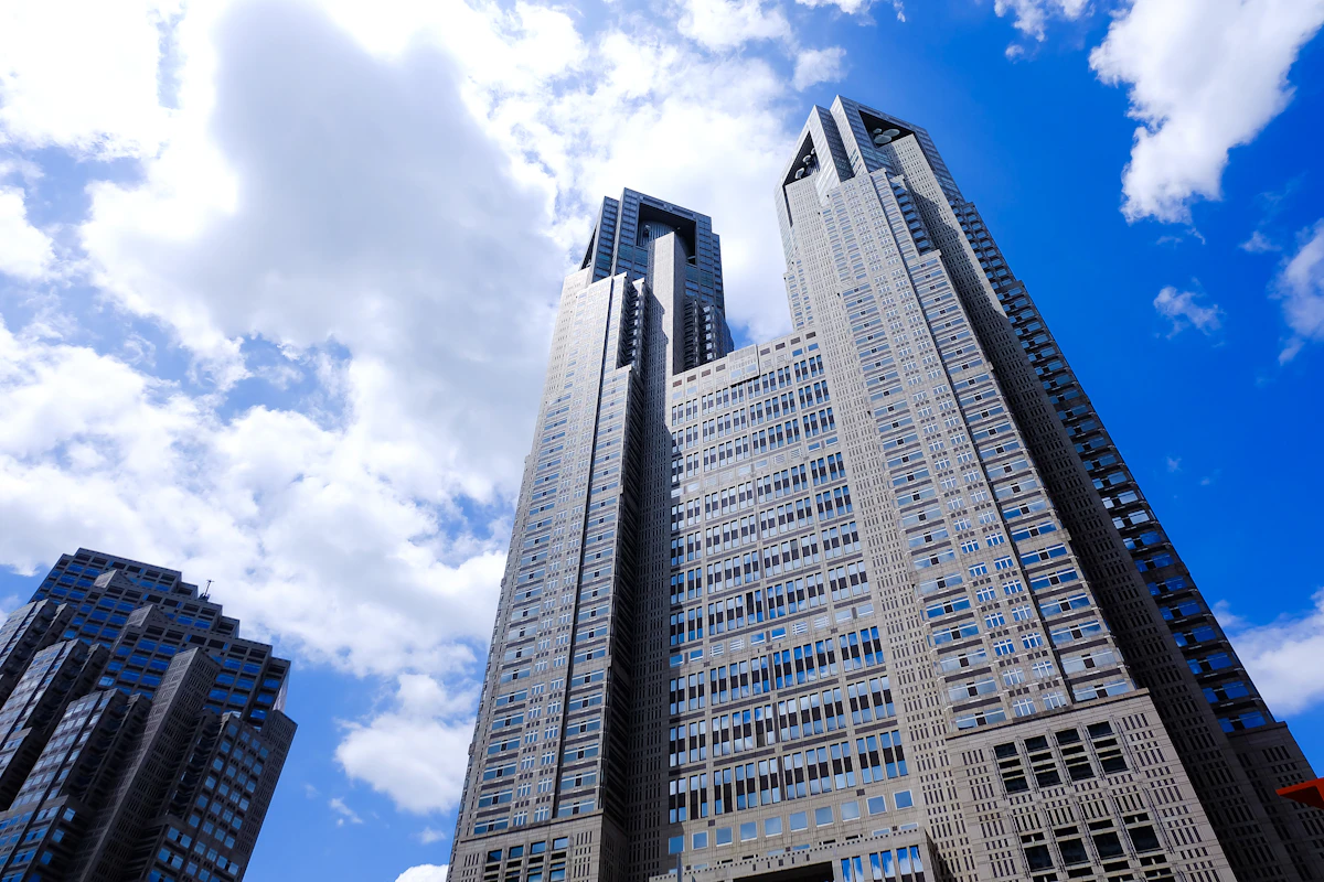 Shinjuku (新宿) ရှိ တိုကျို မဟာနဂရ အစိုးရအဆောက်အအုံ — တိုကျို၏ မြို့တော်အဆင့် ဝန်ဆောင်မှုများ၏ အုပ်ချုပ်ရေးဗဟိုချက်