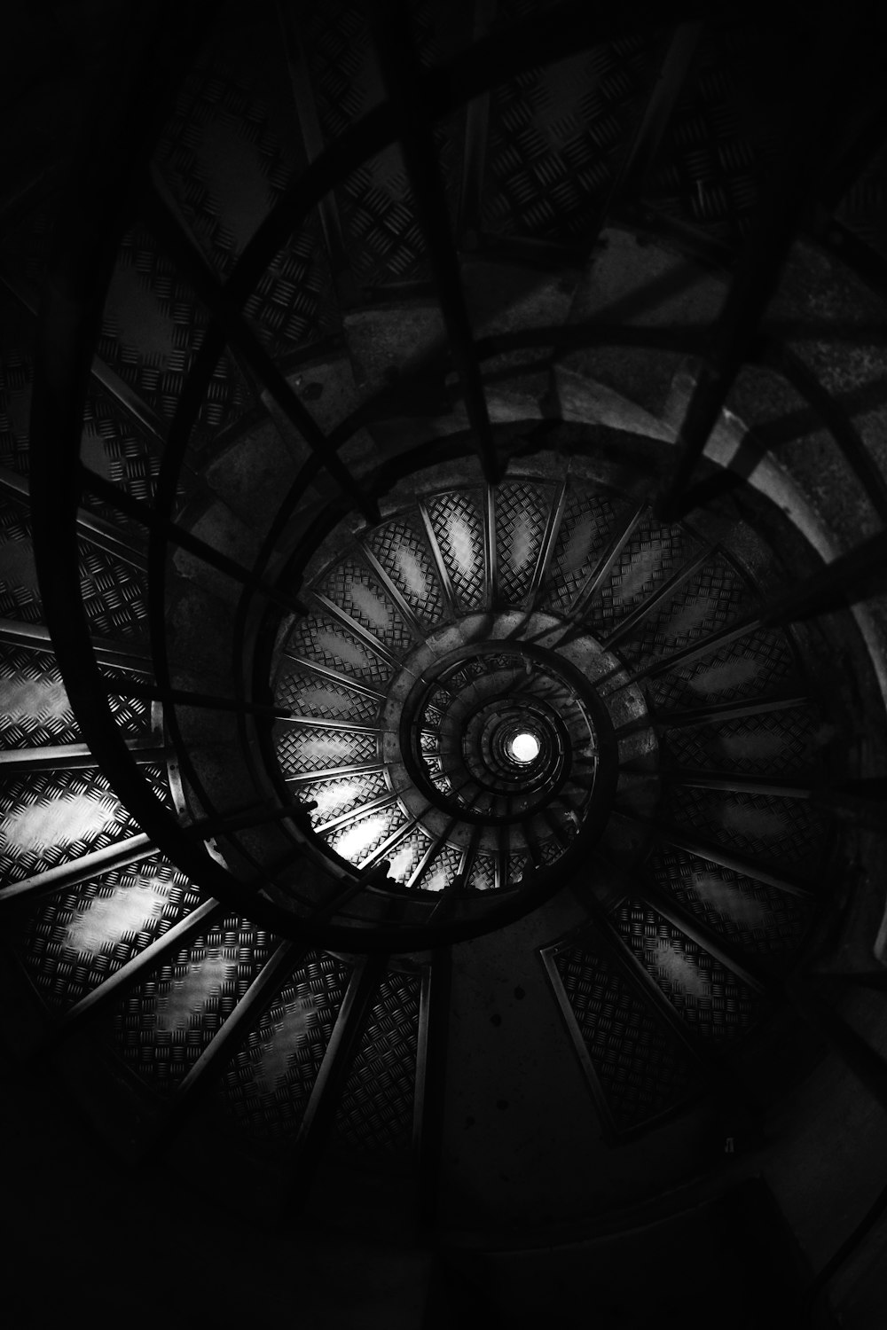 uma escada em espiral em um quarto escuro