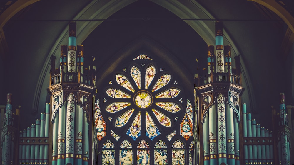 Blaue und mehrfarbige Innenansicht der Kirche