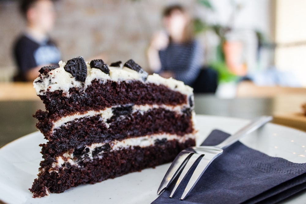 Tranche de gâteau au chocolat