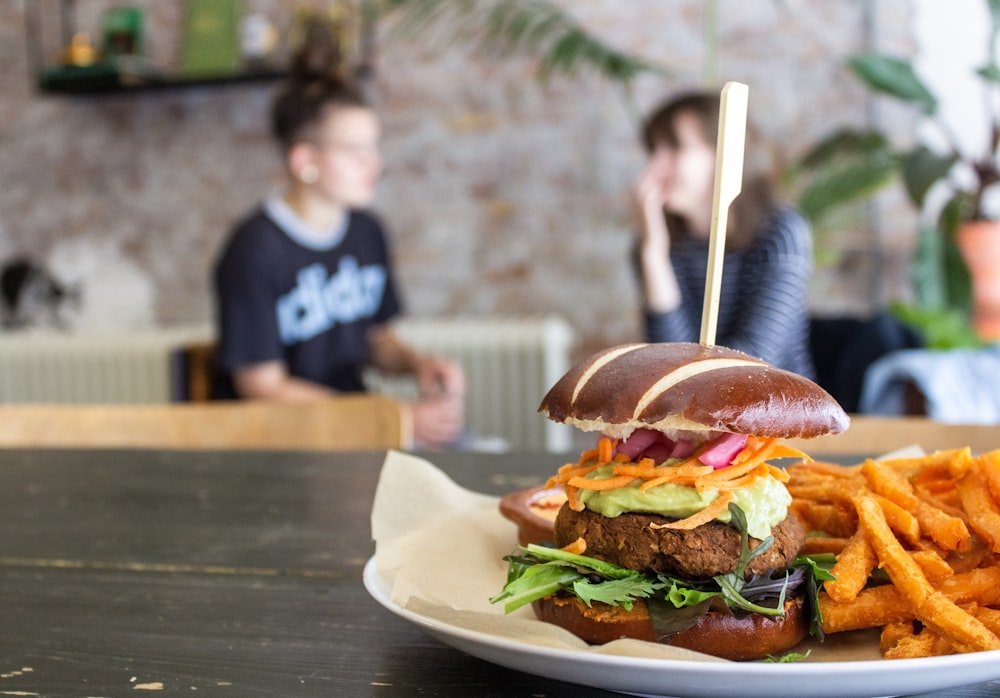 Hamburguesa junto a papas fritas