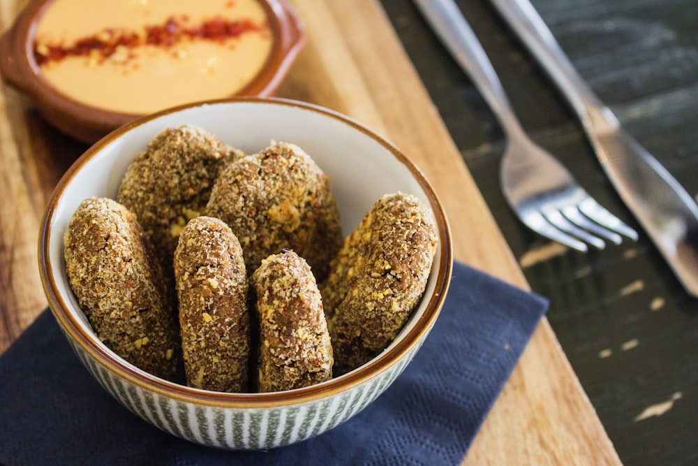 gebackenes Brot in weißer Keramikschale