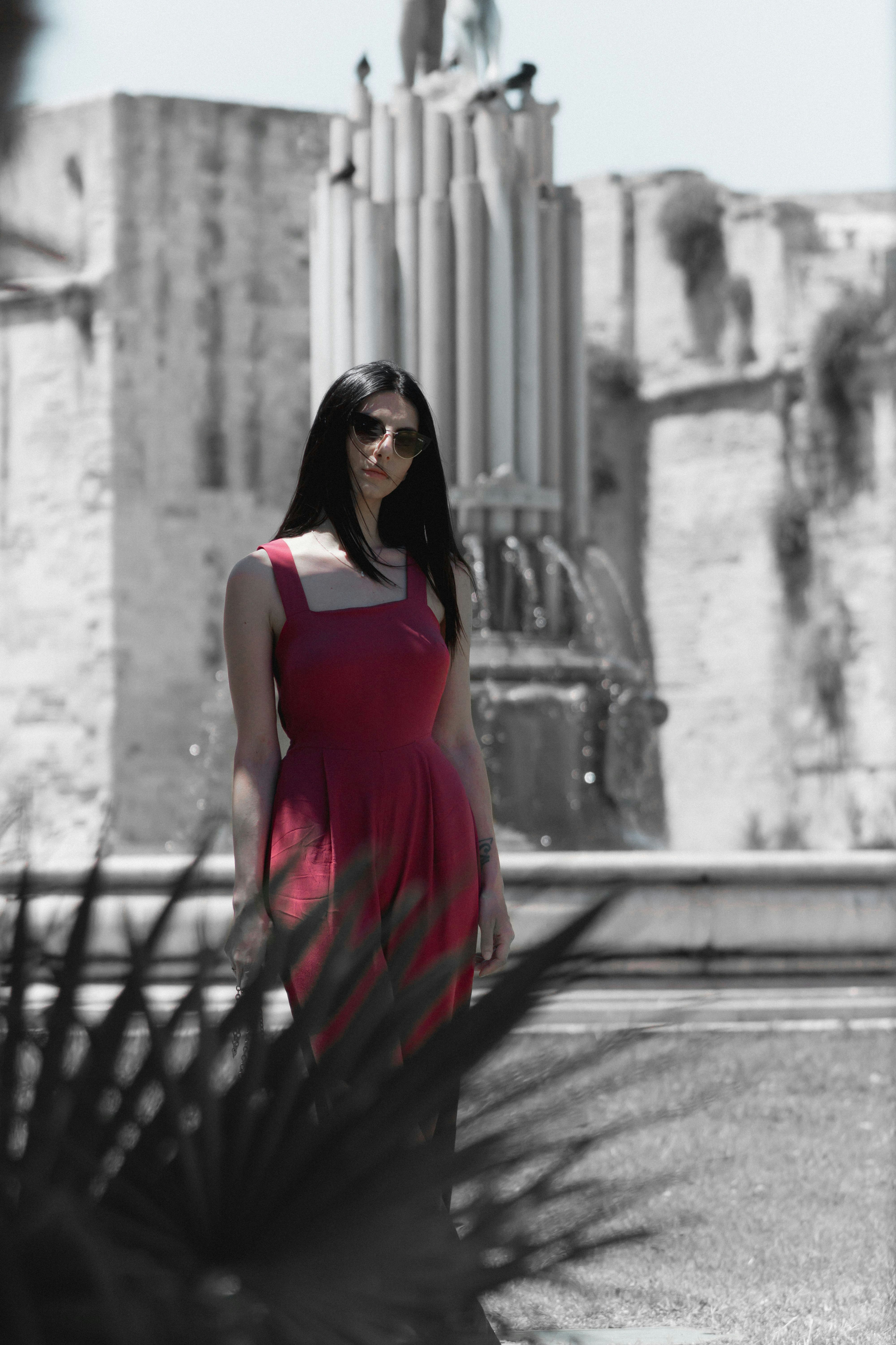 Fotografia a fuoco selettiva di donna che indossa un vestito rosso senza maniche