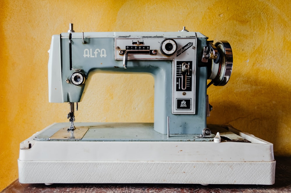 máquina de costura azul Alfa