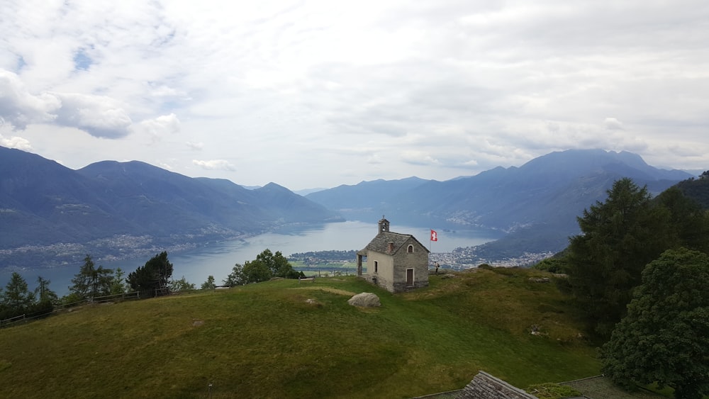 bâtiment sur une colline près d’un plan d’eau pendant la journée