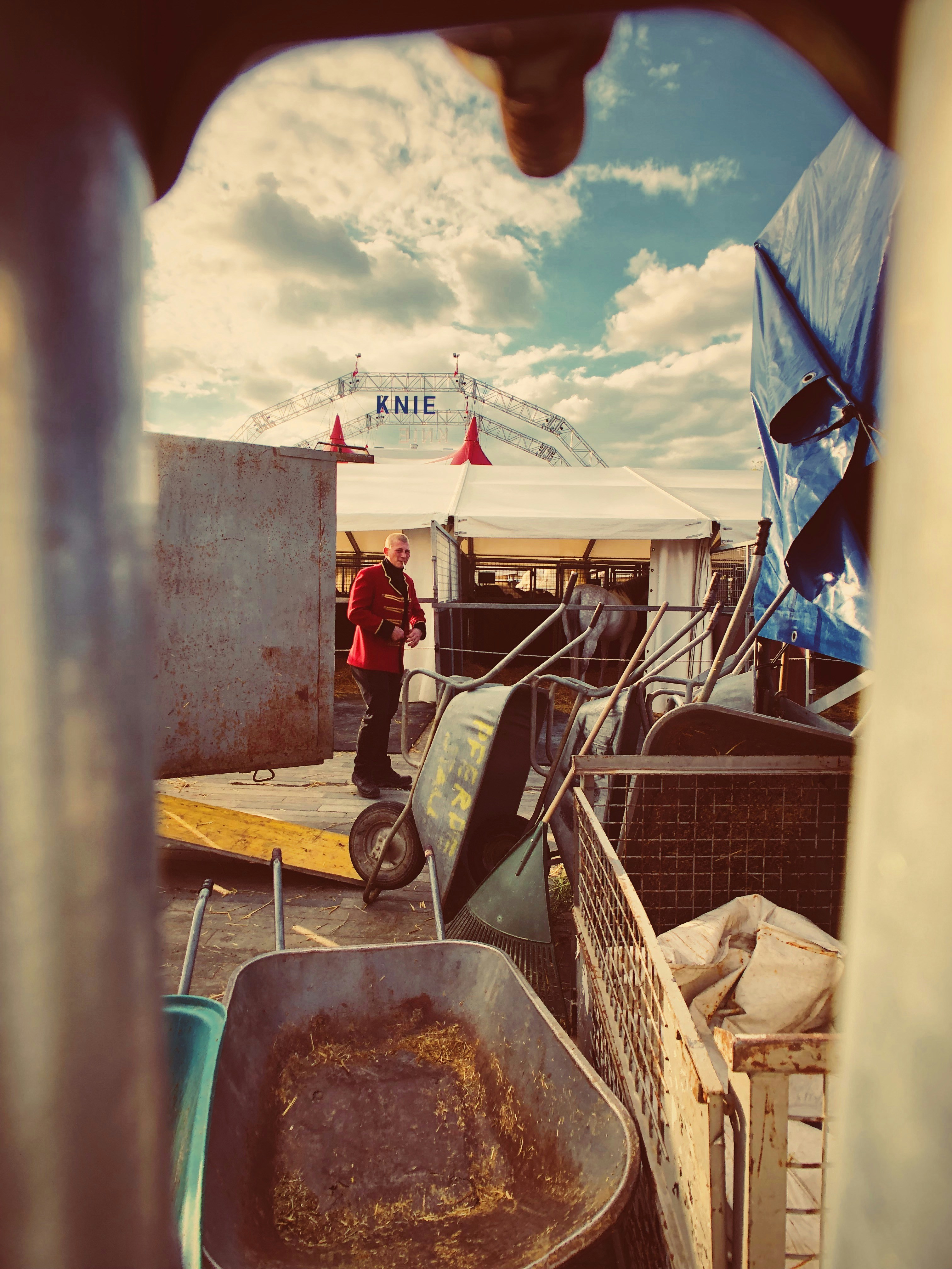 Homme debout devant un cheval noir