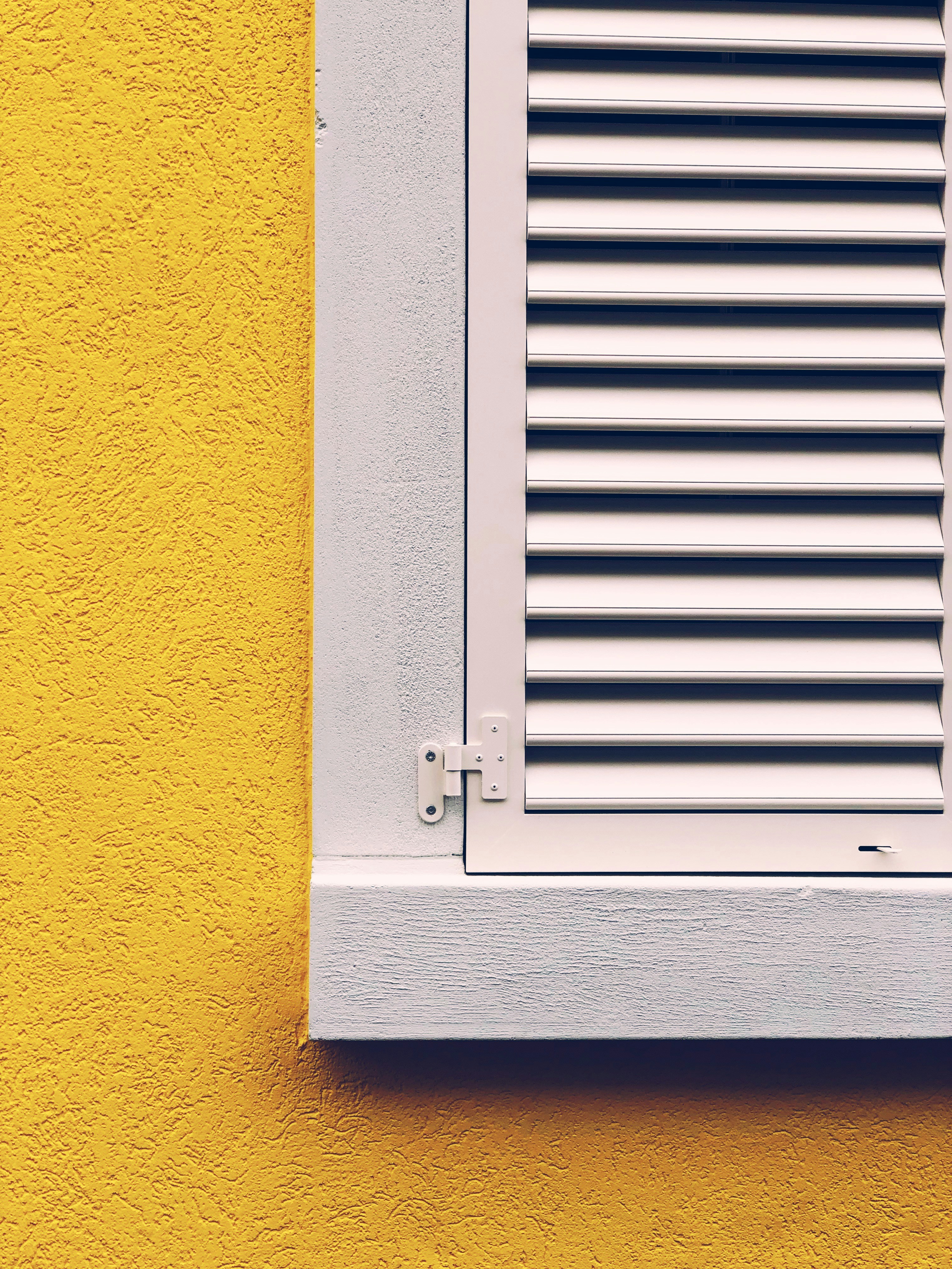 Porte à persiennes en bois blanc