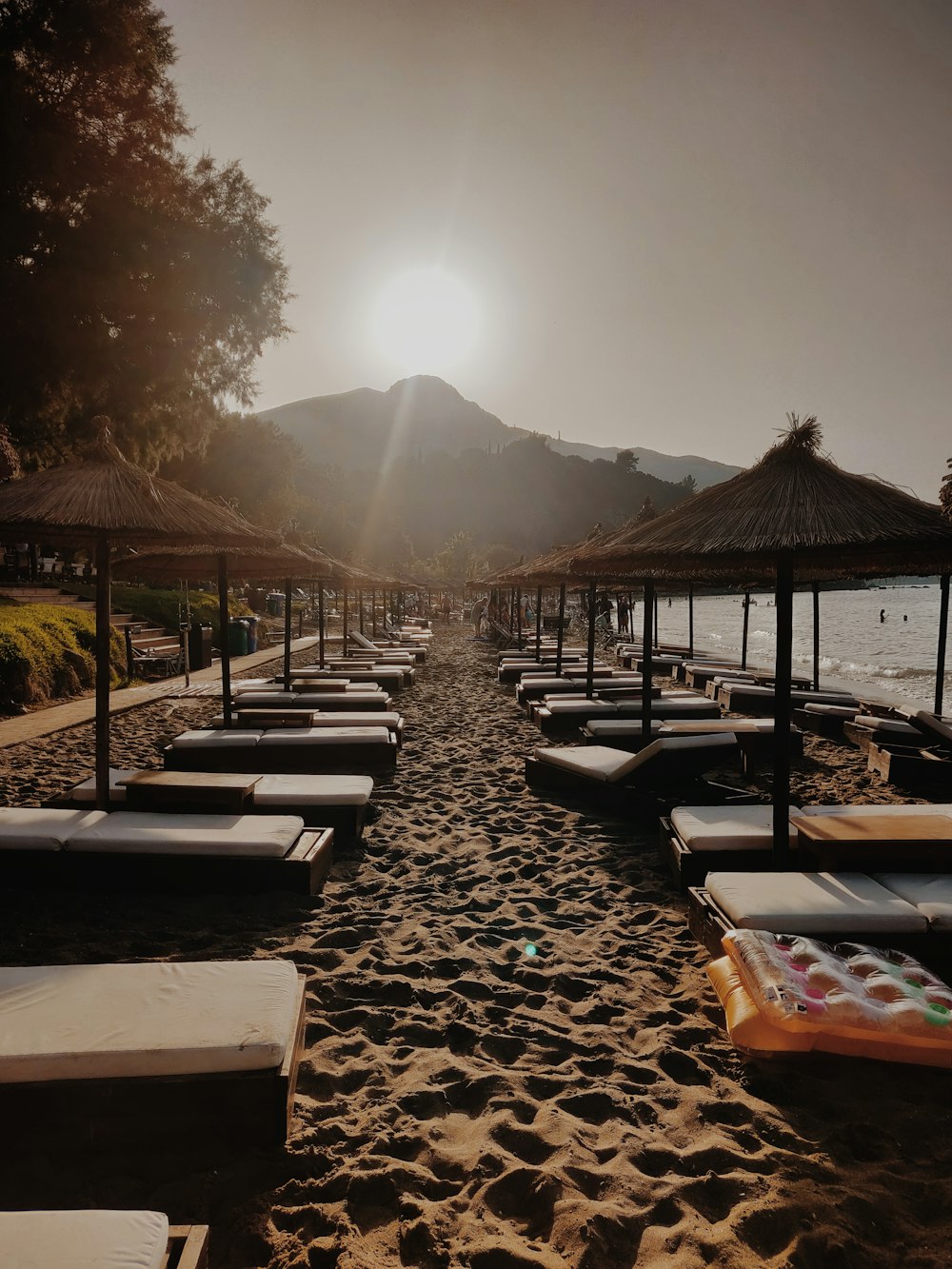 empty beach beds