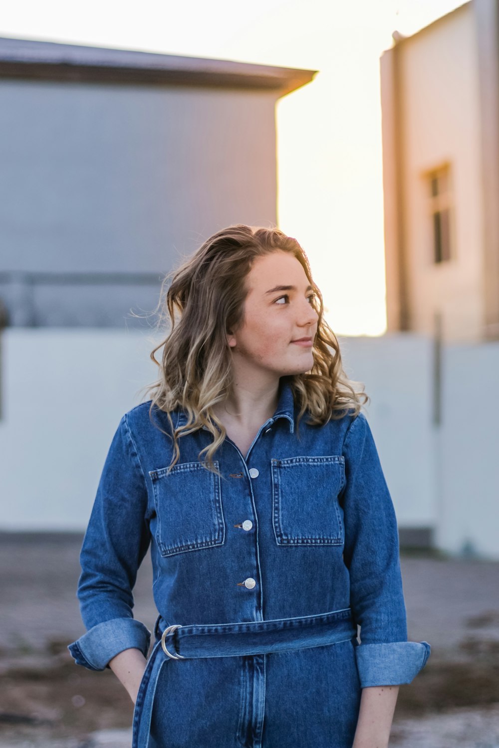 woman standing on focus photography