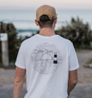 men's white crew-neck shirt