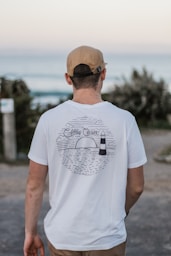 men's white crew-neck shirt