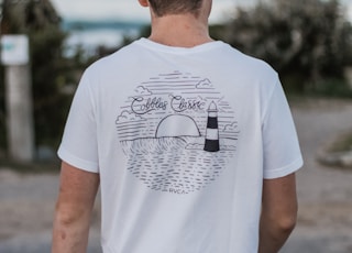 men's white crew-neck shirt