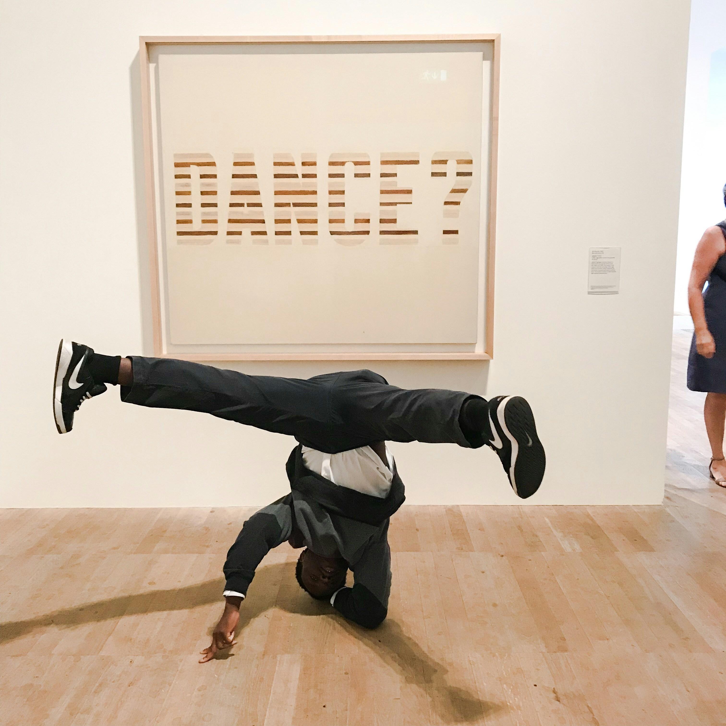 personne exécutant le poirier