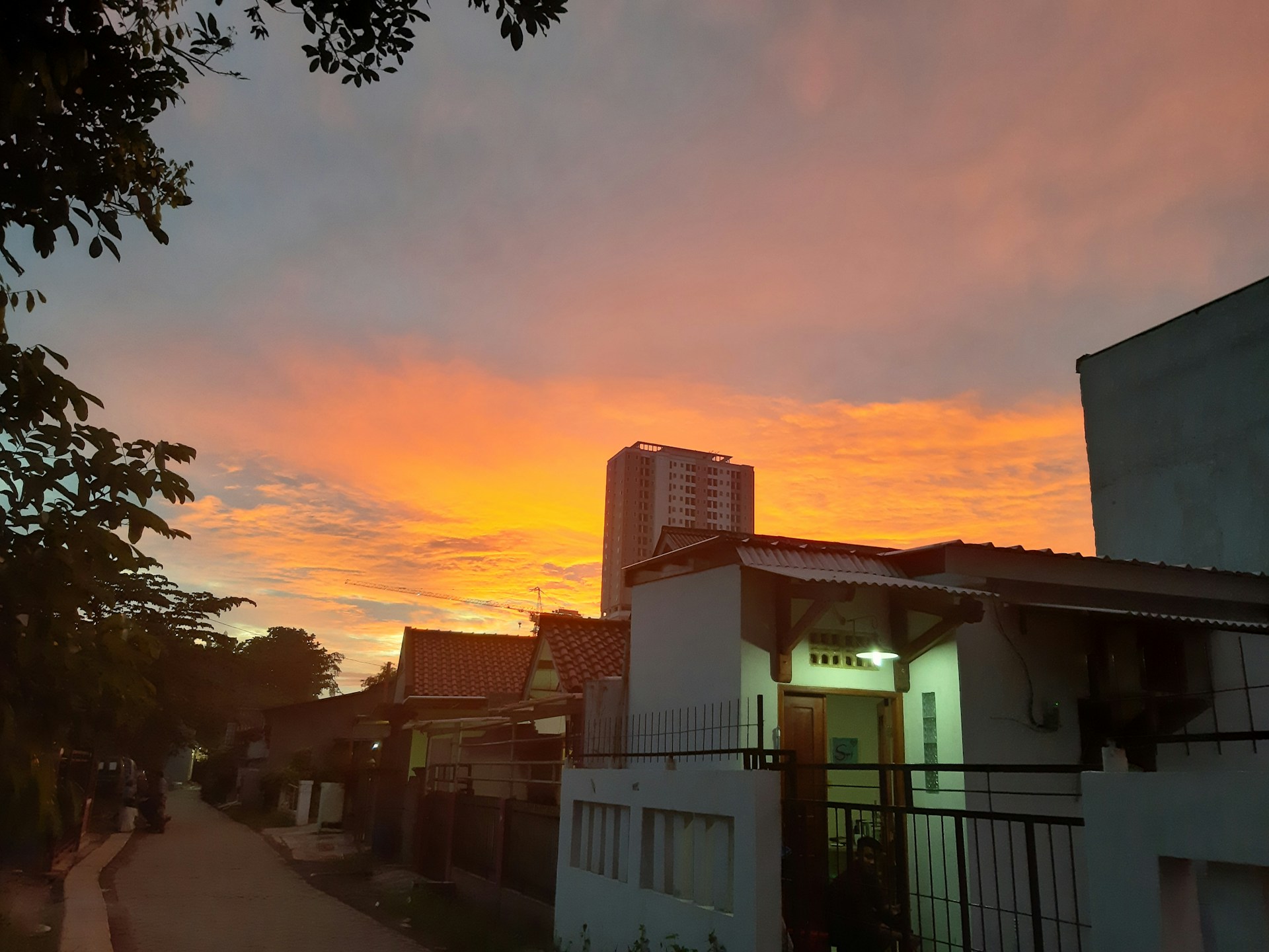 gray computer monitor