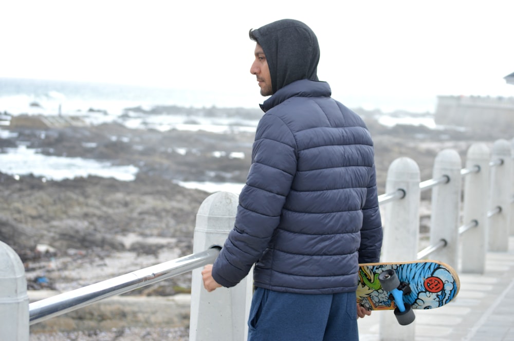 hombre con chaqueta de burbujas azul y negra