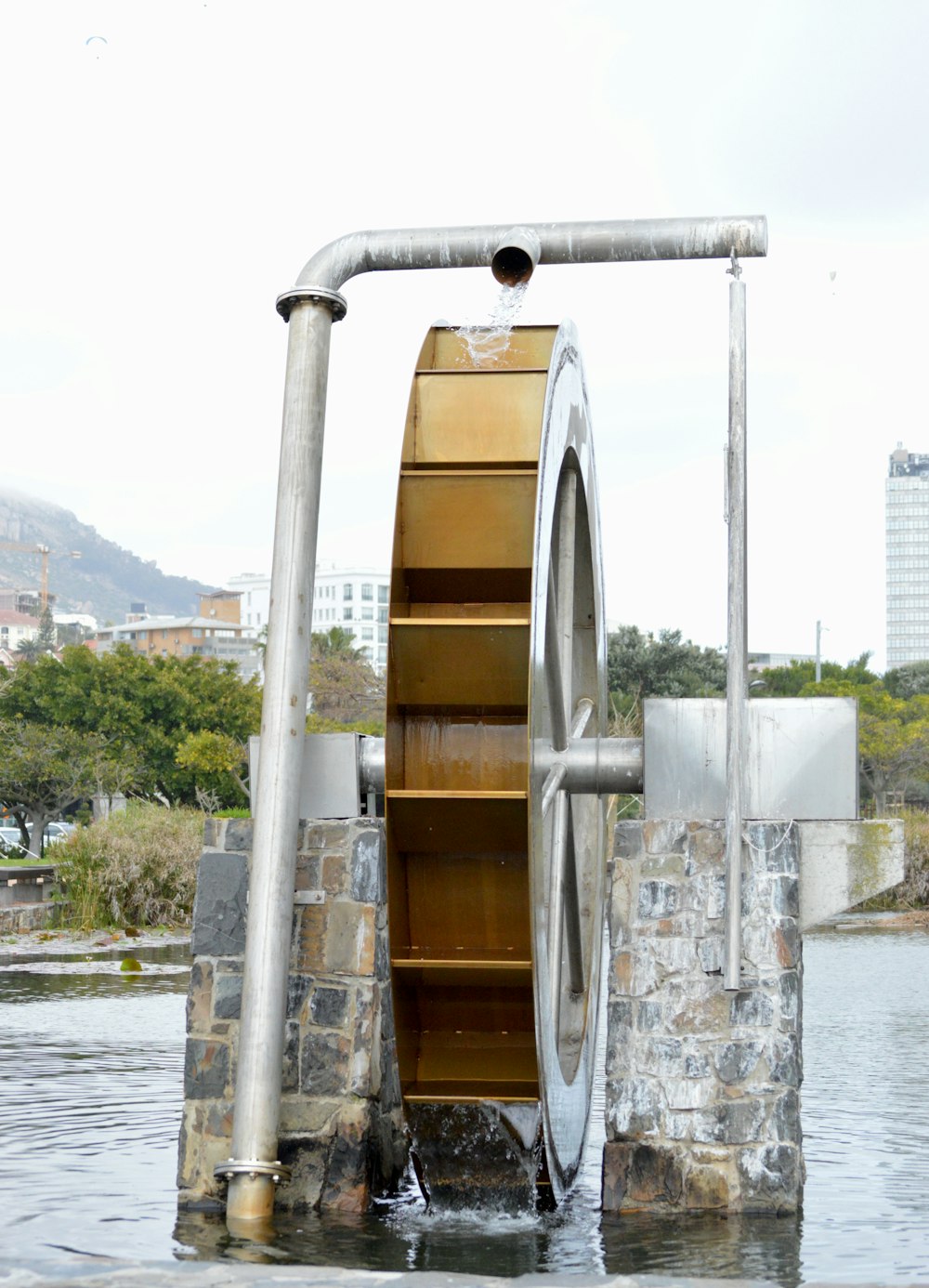 moulin à eau gris et brun