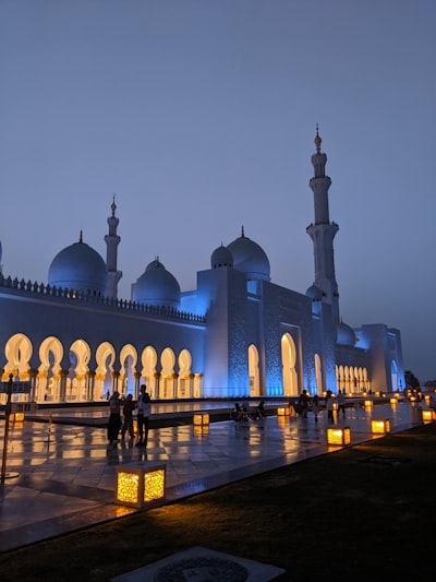 Sheikh Zayed Mosque - От Gardens, United Arab Emirates