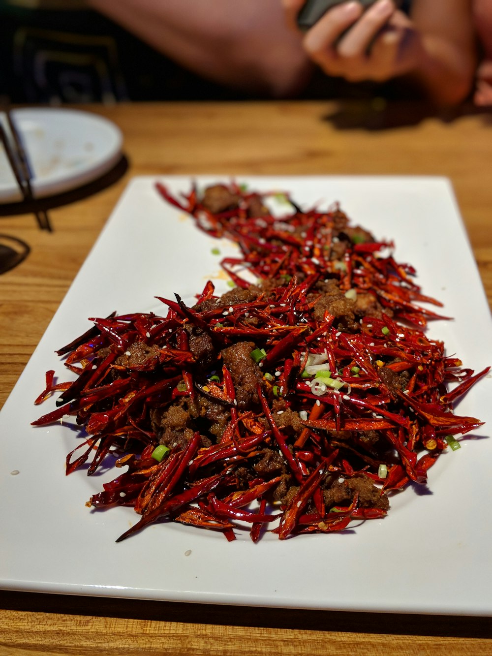 chiles secos en plato rectangular de cerámica blanca