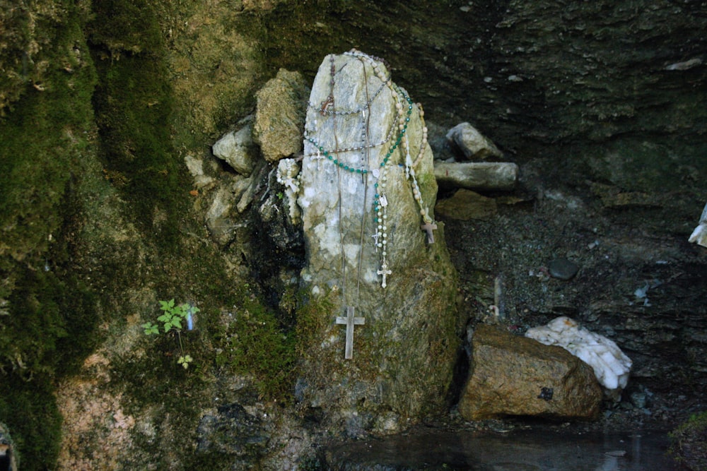 mehrere Rosenkränze auf Stein