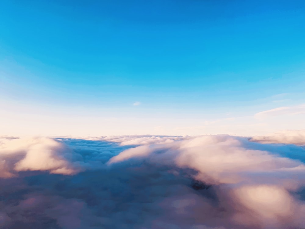 Ein Blick auf die Wolken aus einem Flugzeug
