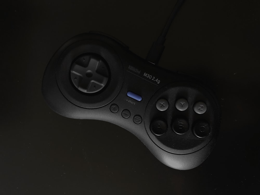 controlador SEGA Genesis gris y negro