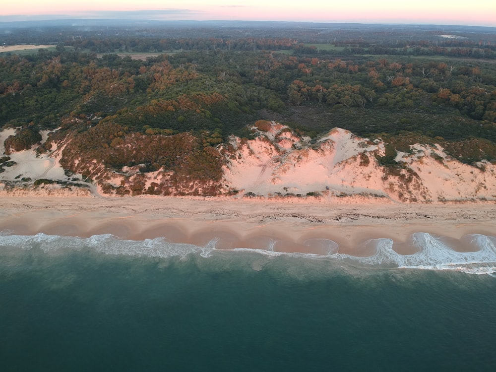 Vue à vol d’oiseau d’une plage