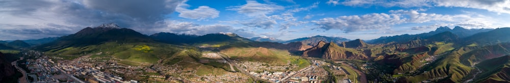 Photographie panoramique des ruines de la montagne pendant la journée