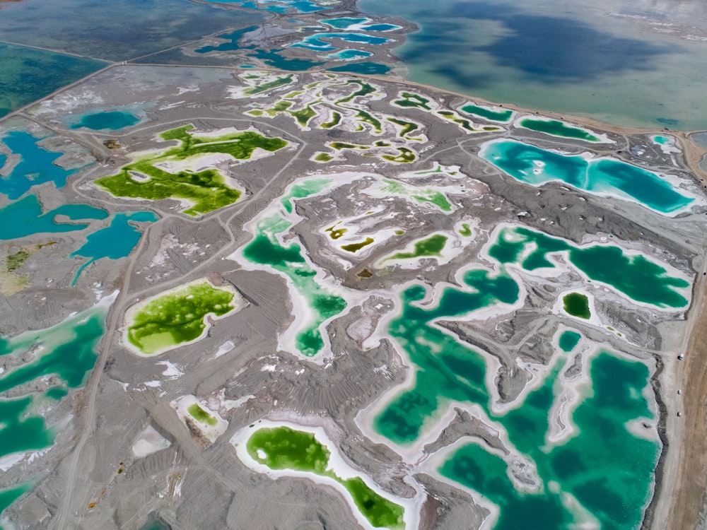 Luftaufnahme des blauen und grünen Gewässers
