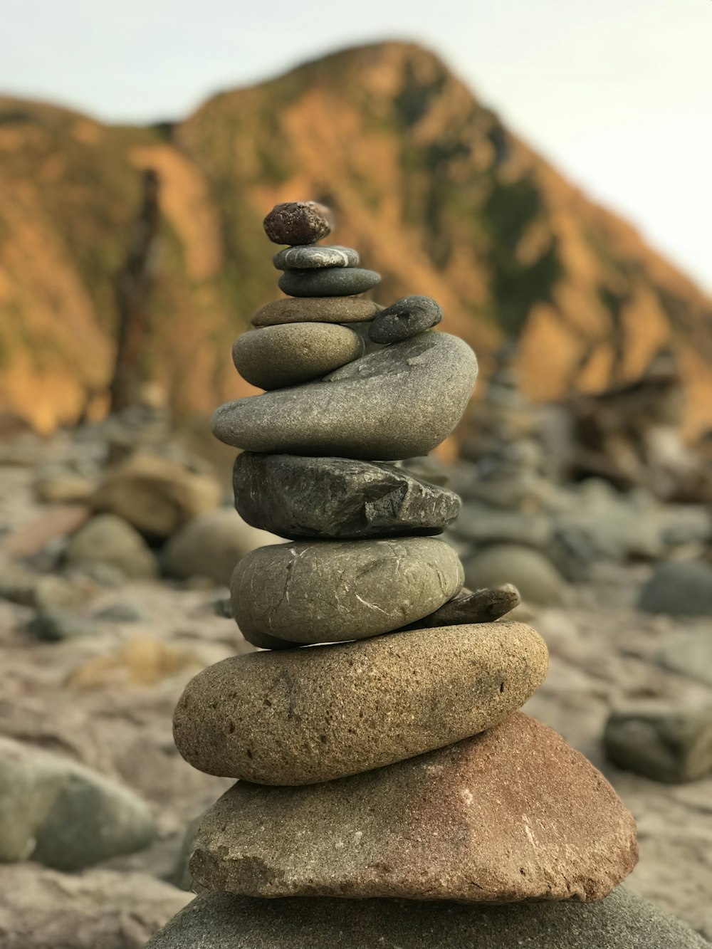 foto a fuoco poco profonda delle pietre di equilibrio