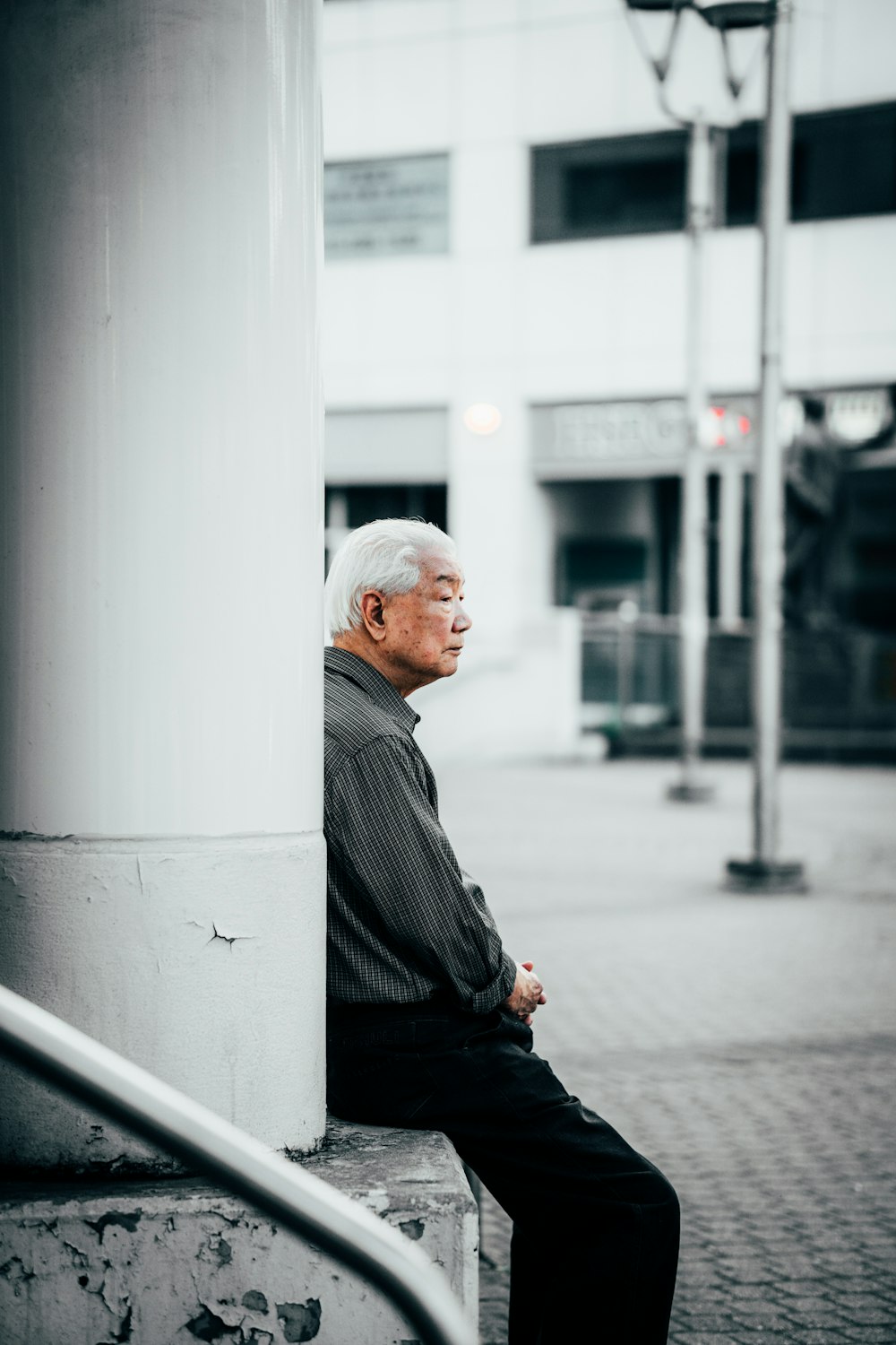 homme assis sur un banc