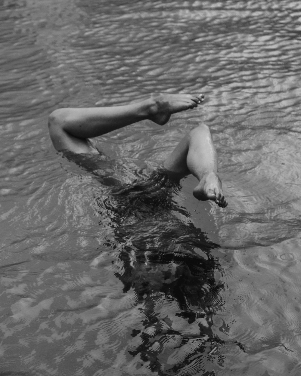 uma pessoa flutuando em um corpo de água