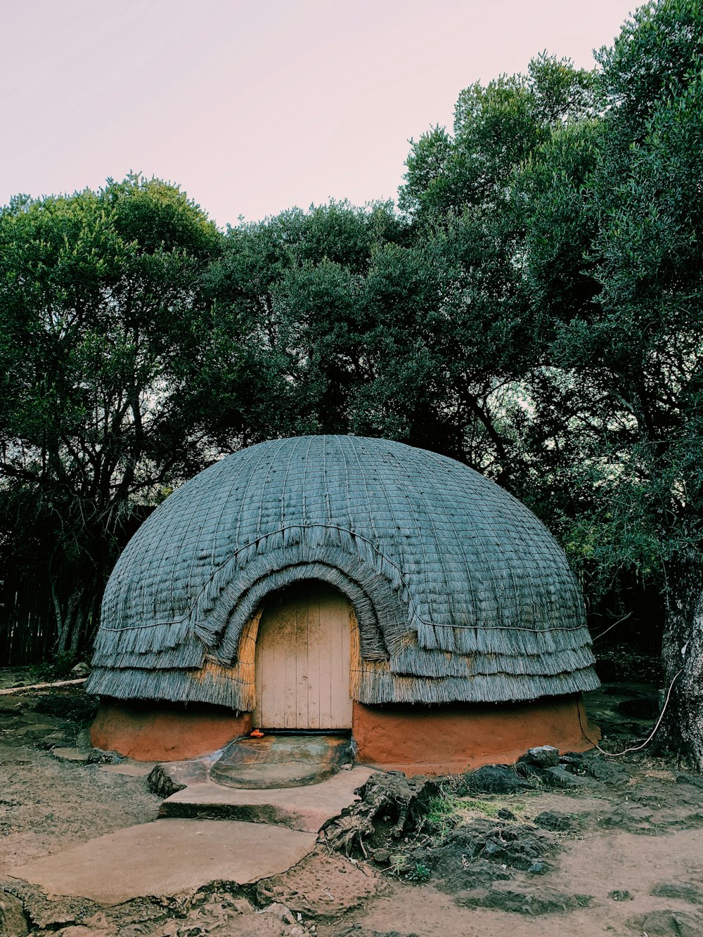 木々の近くの茶色と灰色の石造りの建物