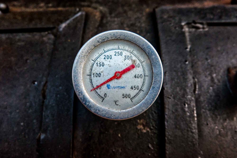 round white and gray analog gauge