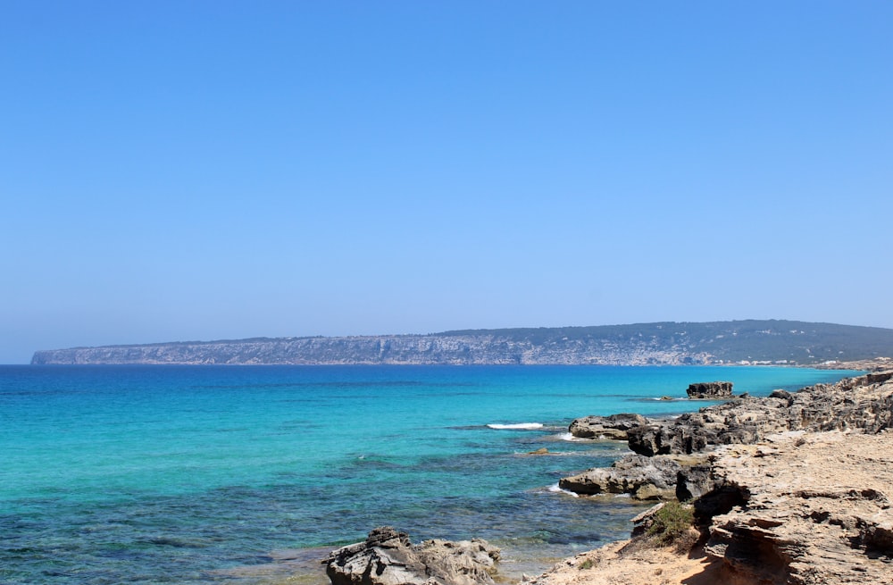 mar azul en calma bajo un cielo azul claro