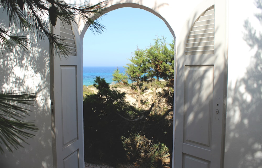 Fotografia de close-up da porta de madeira branca